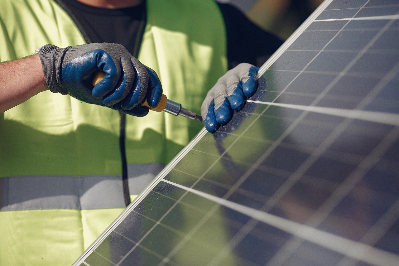 découvrez les avantages des panneaux solaires : une solution écologique et économique pour produire votre propre énergie renouvelable, réduire vos factures d'électricité et contribuer à la protection de l'environnement.